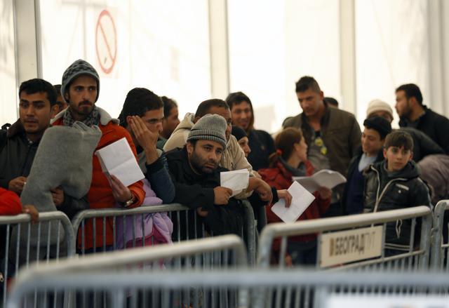 Serbia, Macedonia start filtering migrant flow to Europe