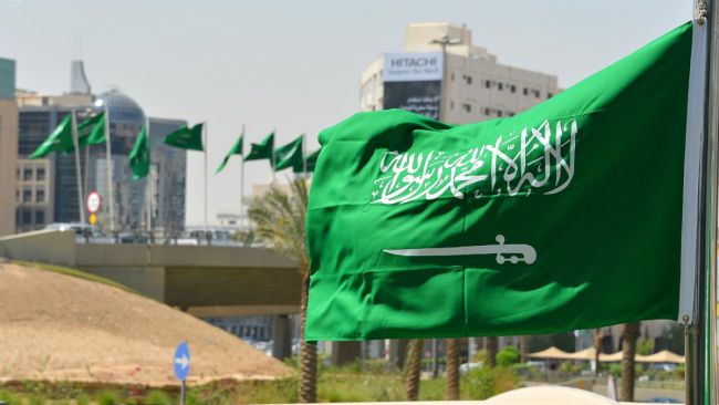 الحكومة السعودية تسرح بعض موظفيها بسبب “العجز”