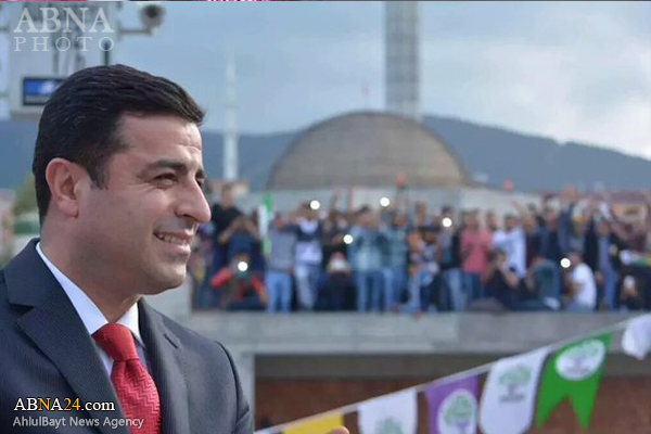 زعيم حزب الشعوب التركي يتعرض لمحاولة الاغتيال+صورة