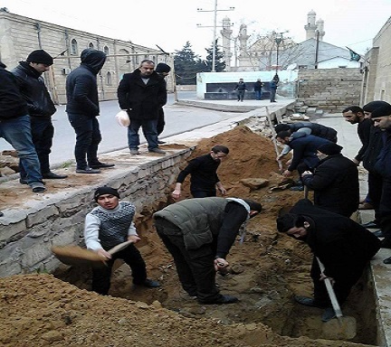 Нардаранлылар Шәһид олунанларын ҹәсәдләрини тәләб едир, Һаҹы Бахыш Мәсҹидиндә дәфнә һазырлыг ҝедир - Фото
