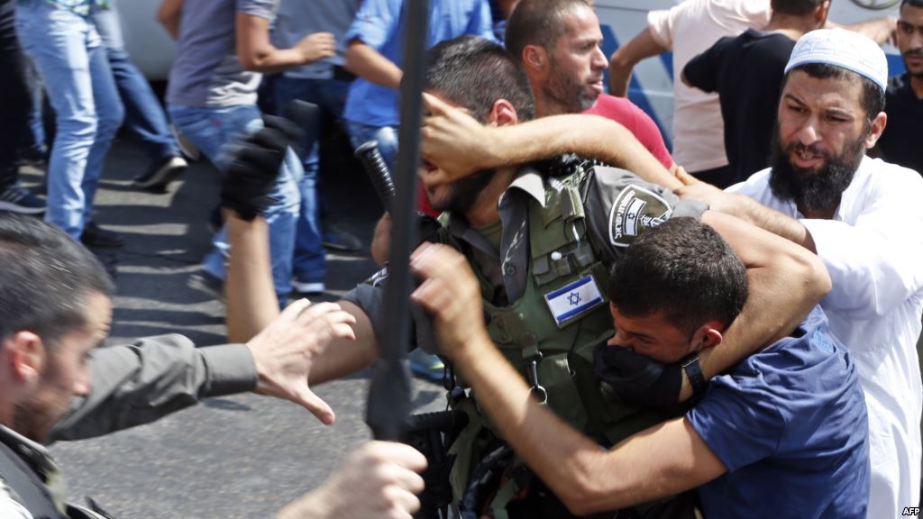 عمليتا طعن في فلسطين واستشهاد أحد المنفذين 