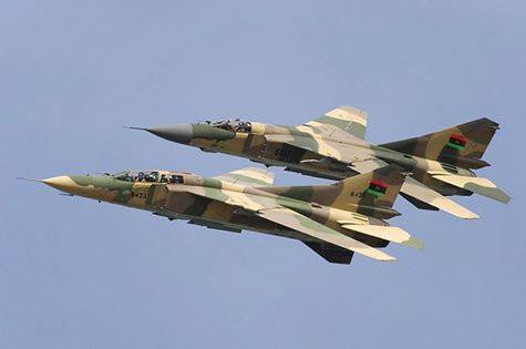 الطيران الحربي الليبي يشن غارات جوية على مواقع داعش بمدينة درنة