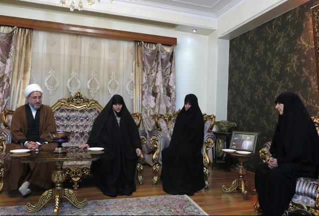 Top Iranian Cleric Visits Roknabadi's Family