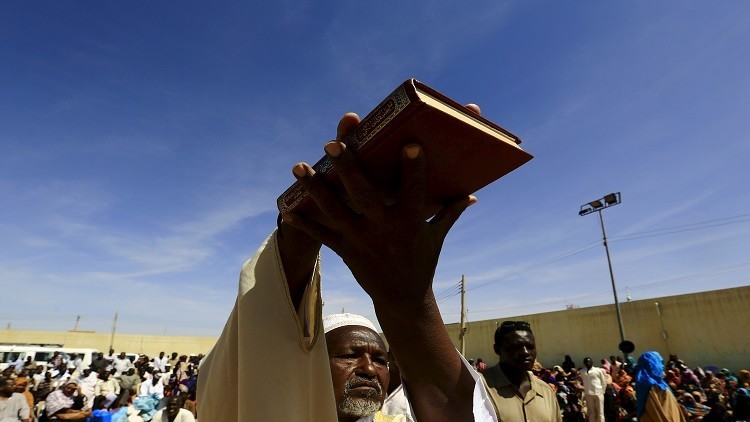 القضاء السوداني يوجه تهمة "الردة" لـ25 مسلما