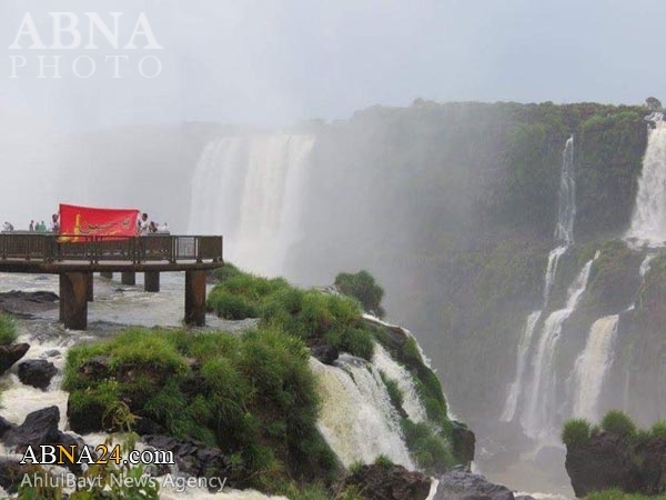 Izamiento de Bandera de Imam Hussain (P) durante Arbaín en las Cataratas de Foz de Iguazú, Brasil