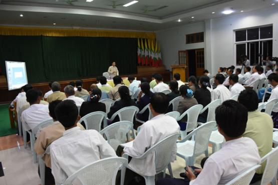 ဗိုလ္ခ်ဳပ္မွဴးႀကီးေဟာင္း ဦးသန္းေရႊသည္ အာဏာမရွိေတာ့ေသာ္လည္း ၾသဇာရွိေနေသးသည့္အတြက္ ေဒၚေအာင္ဆန္းစုၾကည္ႏွင့္ ေတြ႕ဆံုမႈသည္ အကူးအေျပာ