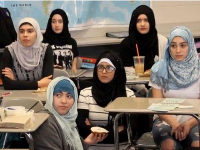 US High School Students Join Muslim Peers in Wearing Hijab 