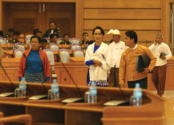 ၀န္ႀကီးဌာနမ်ား ပူးေပါင္းမည္ျဖစ္ေသာ္လည္း ၀န္ထမ္းမ်ားကုိ မျဖဳတ္ဟု ေဒၚေအာင္ဆန္းစုၾကည္ေျပာ