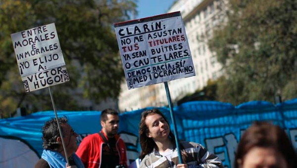 “Argentinos Protestan en Defensa de la Ley de Medios y han Condenado al Gobierno de Macri” 