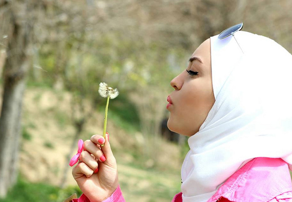 Aggressive hate crime attack on Muslim woman's hijab in London