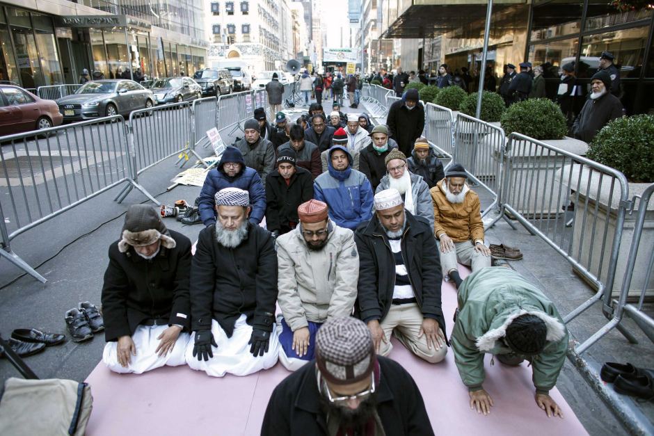 US Muslims hold prayer meeting outside Trump Tower in protest over candidate's racist remarks / Photos