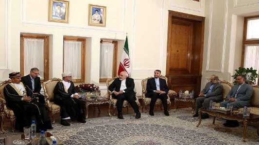 عمان کی مدبرانہ پالیسیاں علاقے میں اس ملک کے مثبت کردار کا باعث بنیں: جواد ظریف