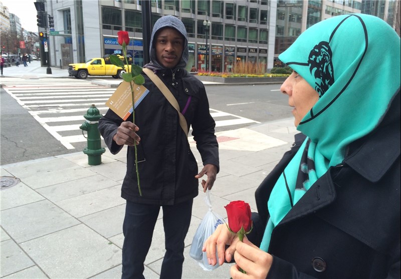 US Muslims Hand out Roses on Christmas Day in Washington / Photos