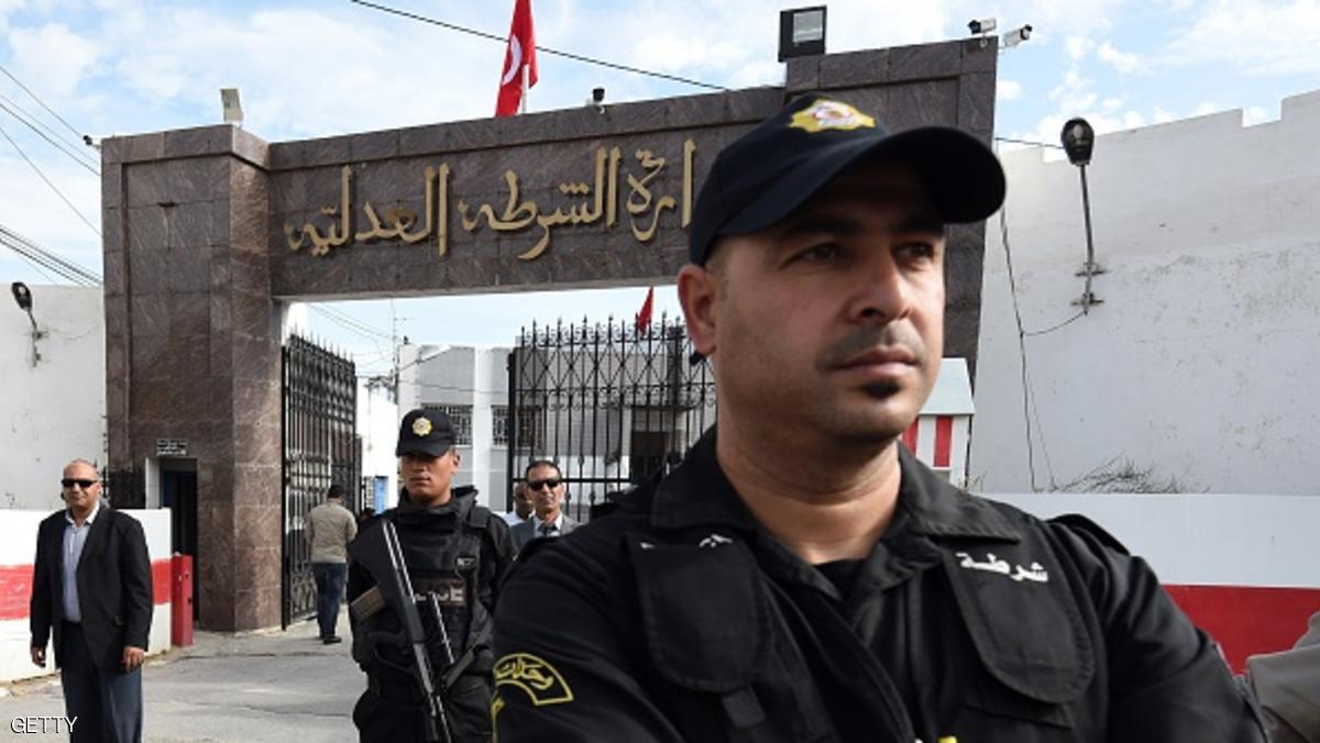 حكم بالإعدام على 3 متشددين "ذبحوا" شرطيا تونسيا