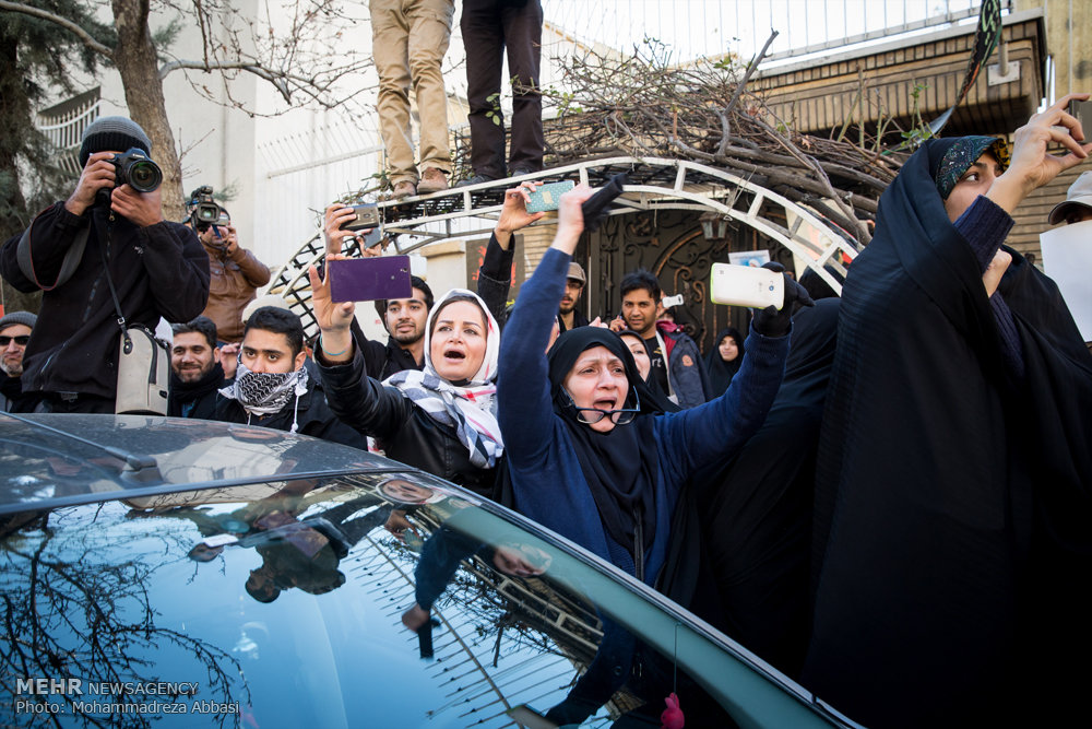 تصویری رپورٹ: ایران میں سعودی عرب کے سفارتخانے کے سامنے احتجاجی مظاہرہ