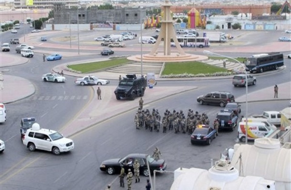 السعودية تقول إن 4 مسلحين أحرقوا حافلة حكومية في القطيف