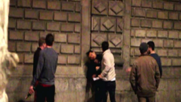 Nazis Franceses Atacan a un Inmigrante Musulmán en Barcelona