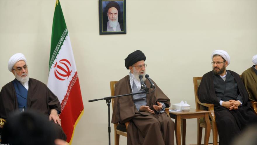 Un leader iranien détache le papier de l'art du point de vue islamique