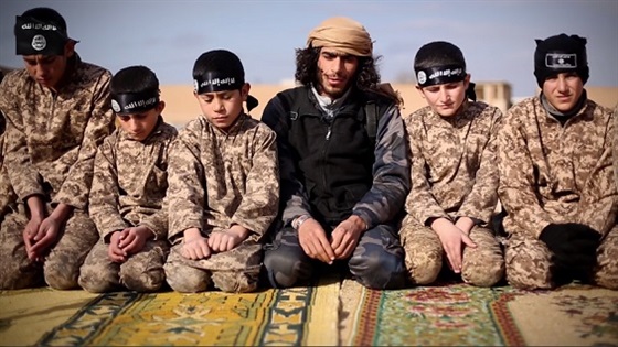 "داعش" تدرب اطفالا ايزيديين على العمليات الانتحارية