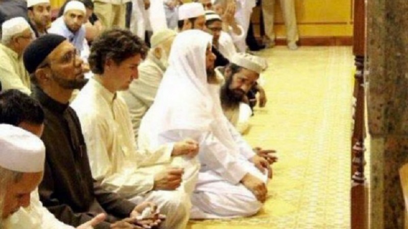 Canadian PM Trudeau praying with Muslims at mosque / Photos