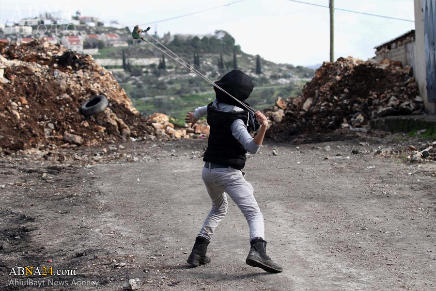 Pemuda Palestin bertempur dengan tentera rejim Zionis