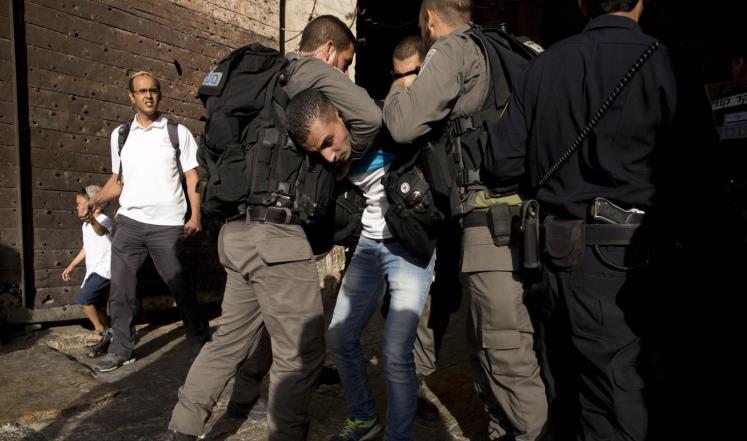إسرائيل تعتقل فلسطينياً بالضفة بذريعة تنفيذه عملية طعن