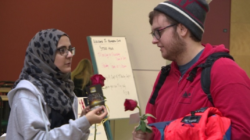 Muslim Students in Canada hand out roses during Islam awareness week