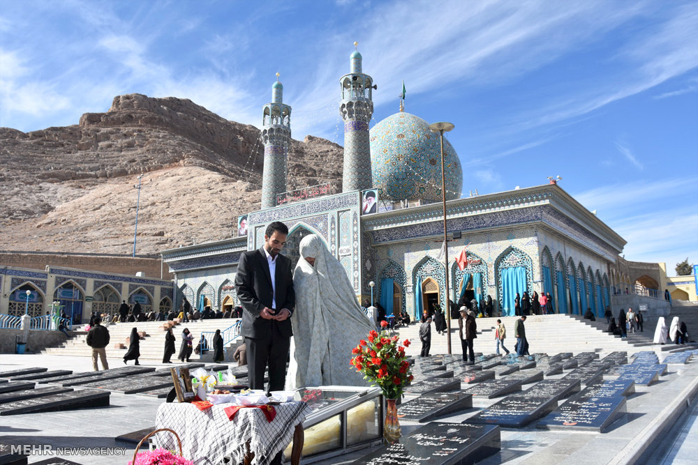تصویری رپورٹ: شہید ہمت کے مزار پر ایک ایرانی جوان جوڑے نے ازدواجی زندگی کا آغاز کیا
