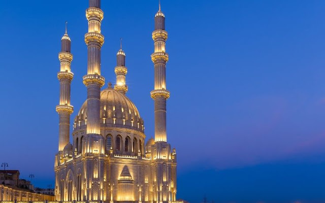 Shia, Sunni Muslims hold unity prayer in Baku