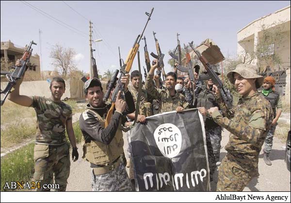 فيديو / قناص الحشد الشعبي يسقط راية داعش بطلقة واحده