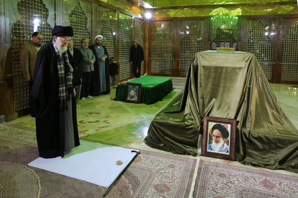آية الله خامنئي يزور مرقد الإمام الخميني (رض) وقبور الشهداء + (الصور)