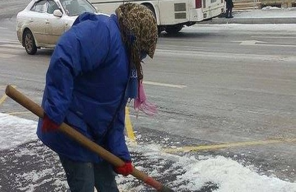 Сојуг һавада јол сүпүрән, зибил дашыјан Азәрбајҹан пенсијачылары... 