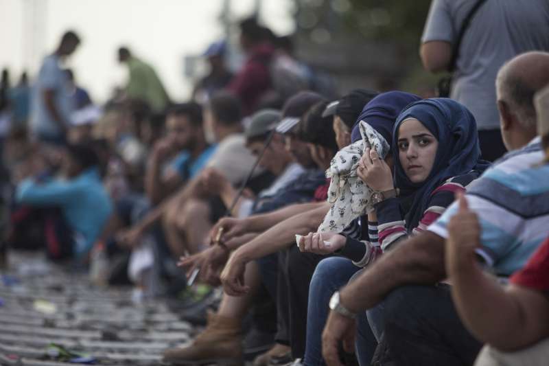  Suiza Saquea las Pertenencias Privadas a los Refugiados de Guerra Sirios que Acoge