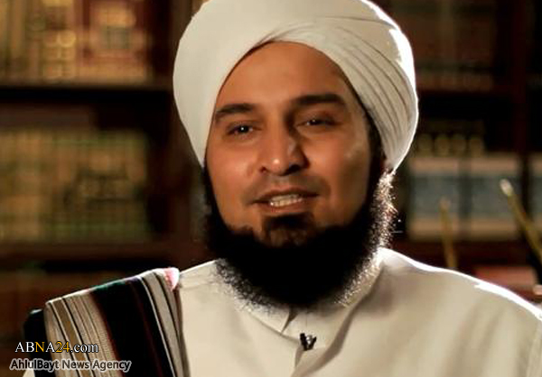 فيديو / مشهد مؤثر جدا لعالم سعودي وهو يقبل قطعة قماش للامام علي (ع)