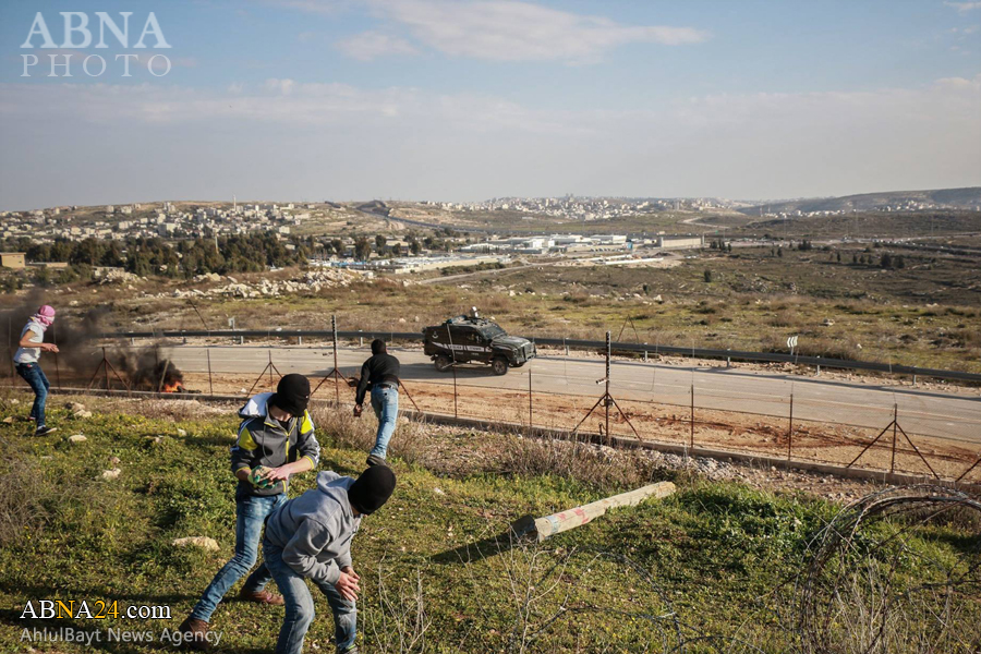 تقرير مصور / شباب فلسطينيون يشتبكون بالحجارة مع قوات اسرائيلية 