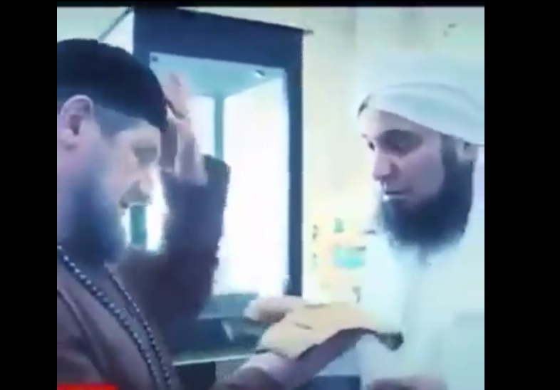 Habib sebak ketika mencium potongan baju Imam Ali (a.s)