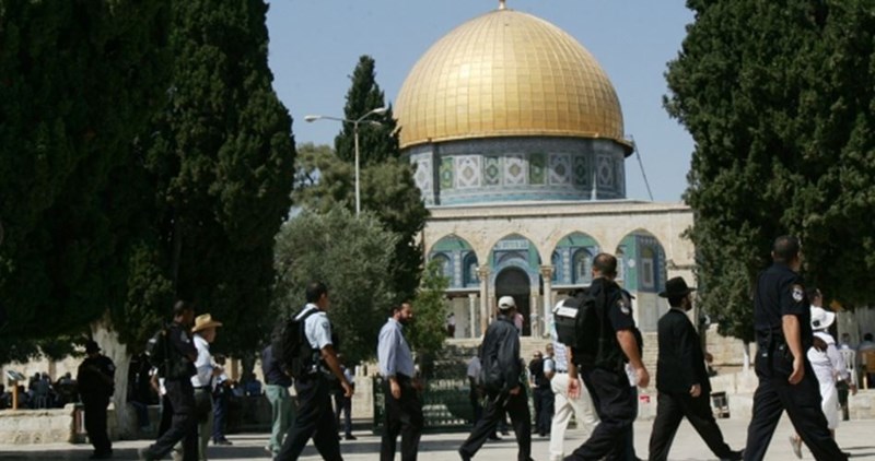 Israeli police, fanatics storm al-Aqsa Mosque