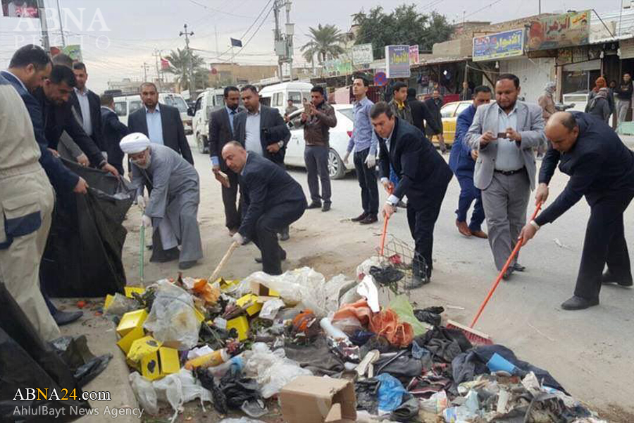 آیت اللہ سیستانی کے نمائندے نے کربلا میں صفائی کرنے کے لیے خود ہی جاڑو اٹھا لی+ تصاویر