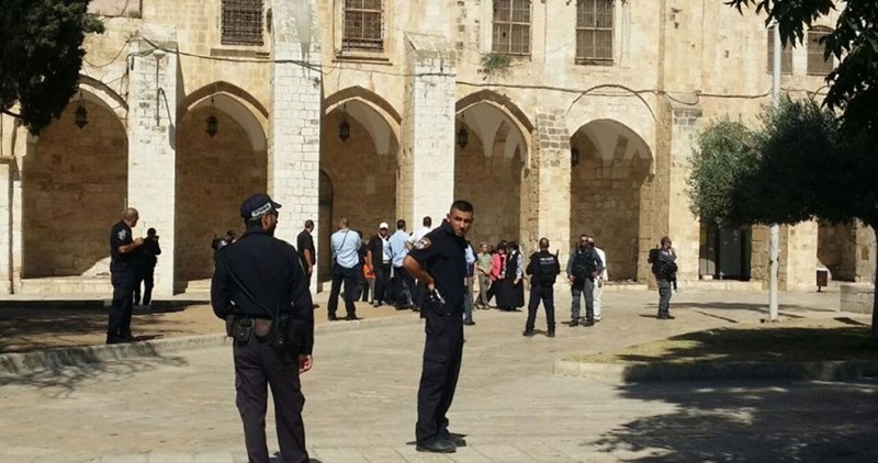 Growing numbers of Jewish settlers storm Aqsa Mosque
