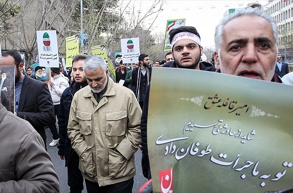 تقرير مصور/ صاحب خطط عسكرية يحضر هذه المرة في مسيرات ذكرى الـ 37 لانتصار الثورة الاسلامية