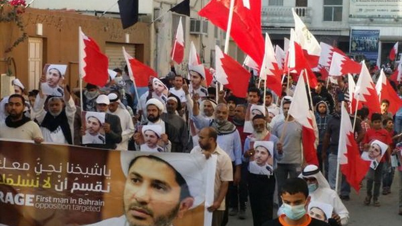 بحرینی عوام نے پرامن مظاہرے کرکے جیلوں میں بند سیاسی قیدیوں کی رہائی کا مطالبہ کیا