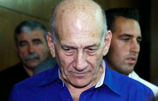 رئيس الوزراء الاحتلال السابق "ايهود اولمرت" يدخل السجن + (صور)
