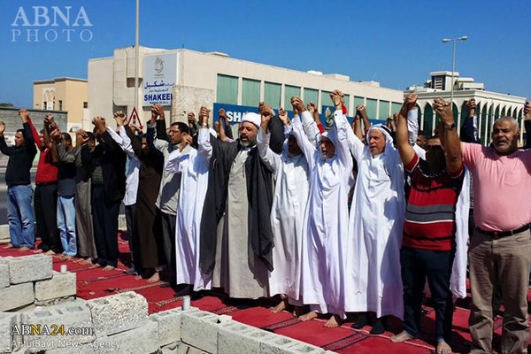 Fotos: Bahrainische Schiiten sprechen ihr Gebet in zerstörter Moschee