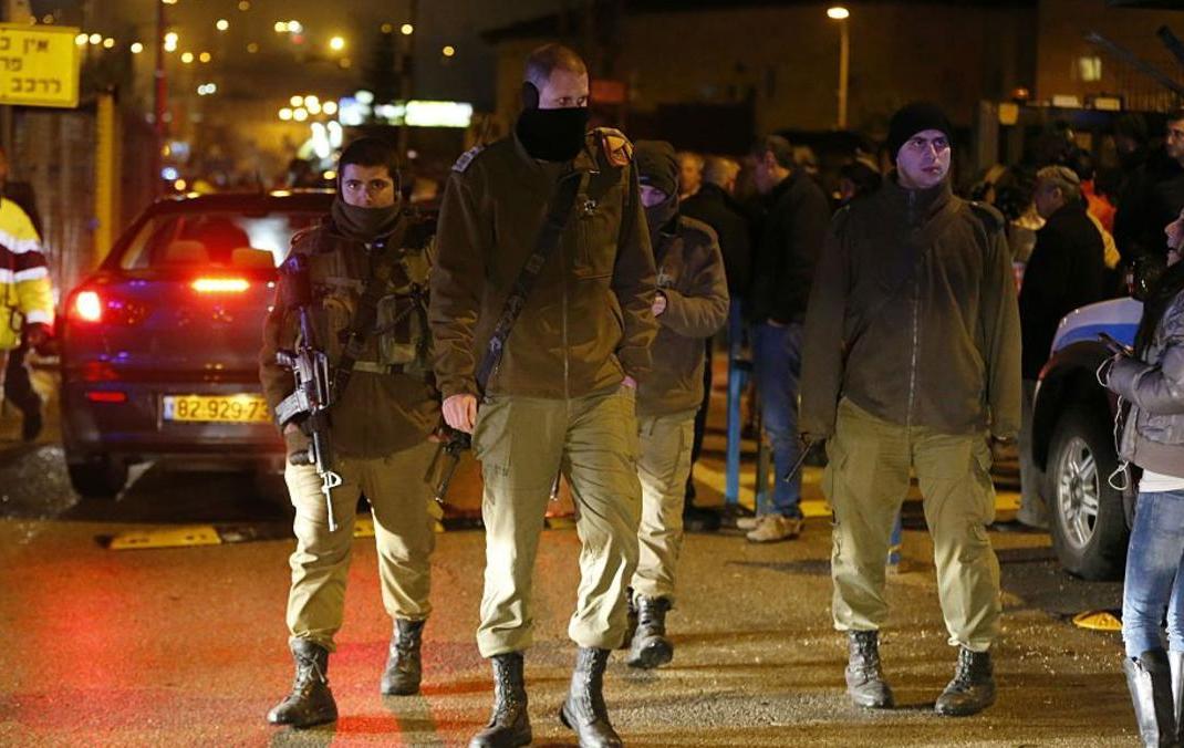 جرح فلسطينيين برصاص مستوطن بعد "عملية طعن"