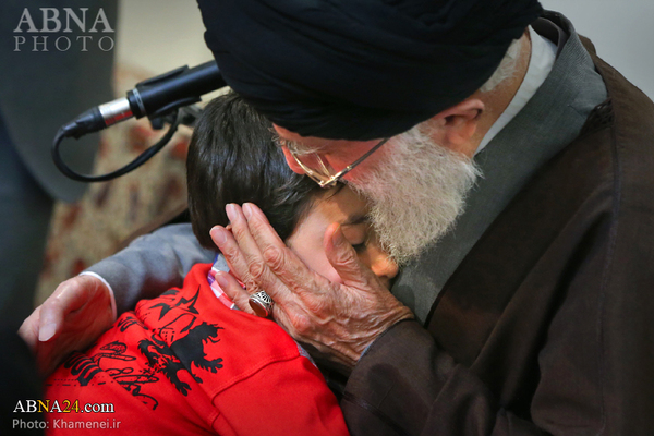 Der Revolutionsführer besuchte die Familien der gestorbenen Kommandeure des Kriegs zur Verteidigung des Hazrat-Zainab-Schreins 