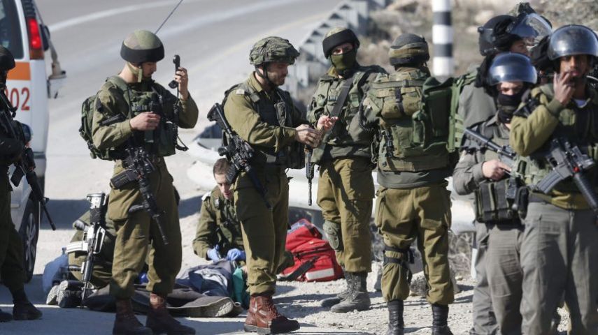 القوات الإسرائيلية تفتح النار على فلسطيني يحمل سكينا فتقتل إسرائيليا