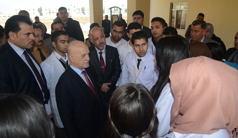 طلبة جامعة المثنى يمنعون "وزير التعليم العالي" من الدخول لمبنى الجامعة