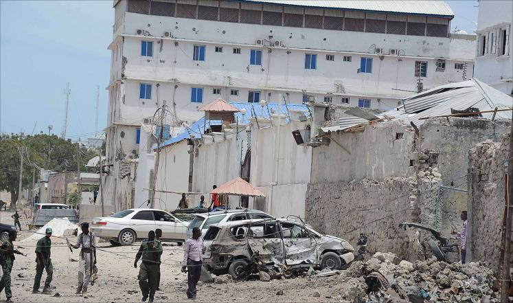 حركة الشباب تفجر سيارة ملغومة وتقتحم فندقا بمقديشو