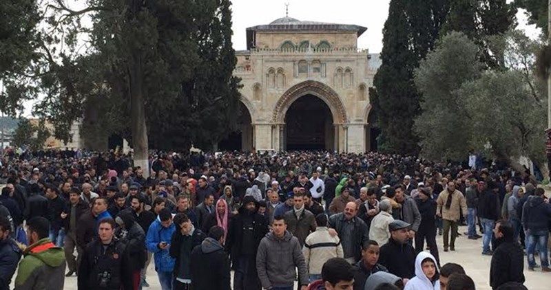 70,000 Palestinian worshipers perform Friday prayers at al-Aqsa
