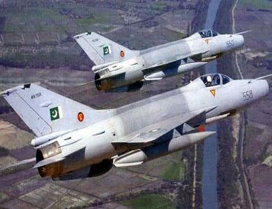 المقاتلات الباكستانية تقصف مخابئ طالبان وتقتل 15 من عناصر الحركة